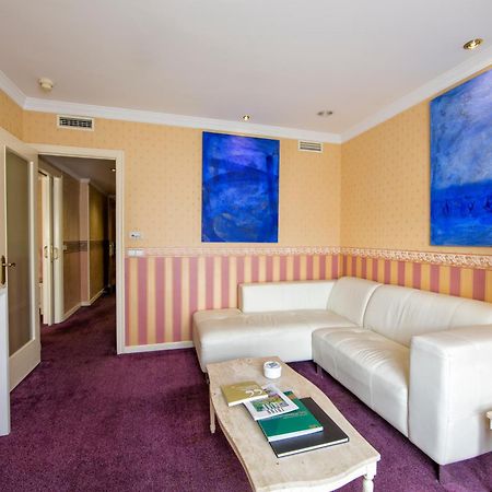 ホテル ユーロスターズ アラグアネイ サンティアゴ・デ・コンポステーラ 部屋 写真 A suite at the hotel
