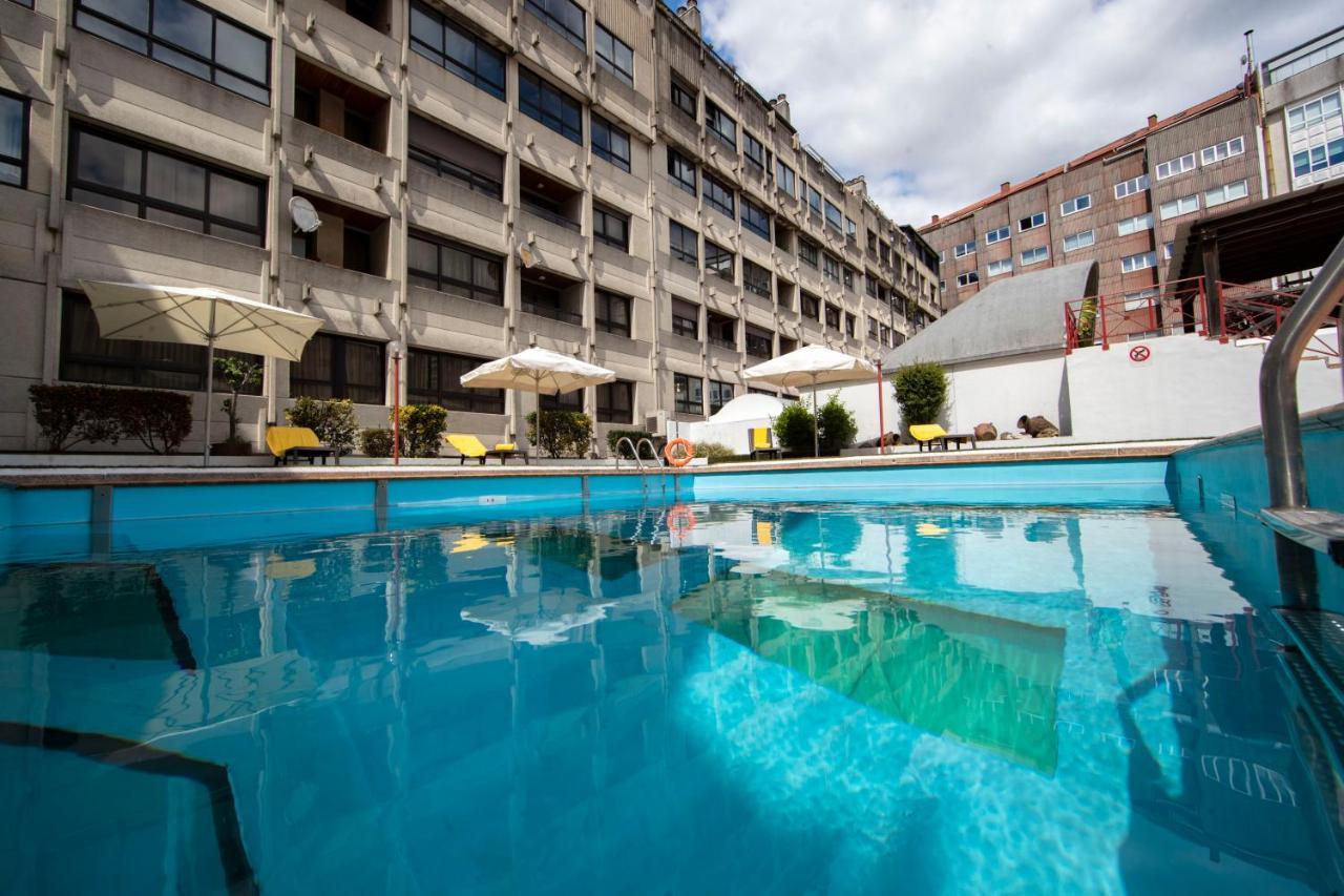 ホテル ユーロスターズ アラグアネイ サンティアゴ・デ・コンポステーラ エクステリア 写真 The swimming pool at the hotel