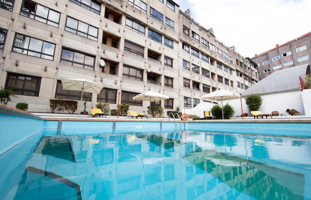 ホテル ユーロスターズ アラグアネイ サンティアゴ・デ・コンポステーラ エクステリア 写真 The swimming pool at the hotel
