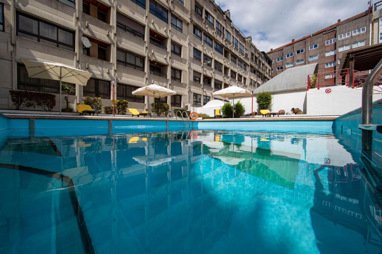 ホテル ユーロスターズ アラグアネイ サンティアゴ・デ・コンポステーラ エクステリア 写真 The swimming pool at the hotel