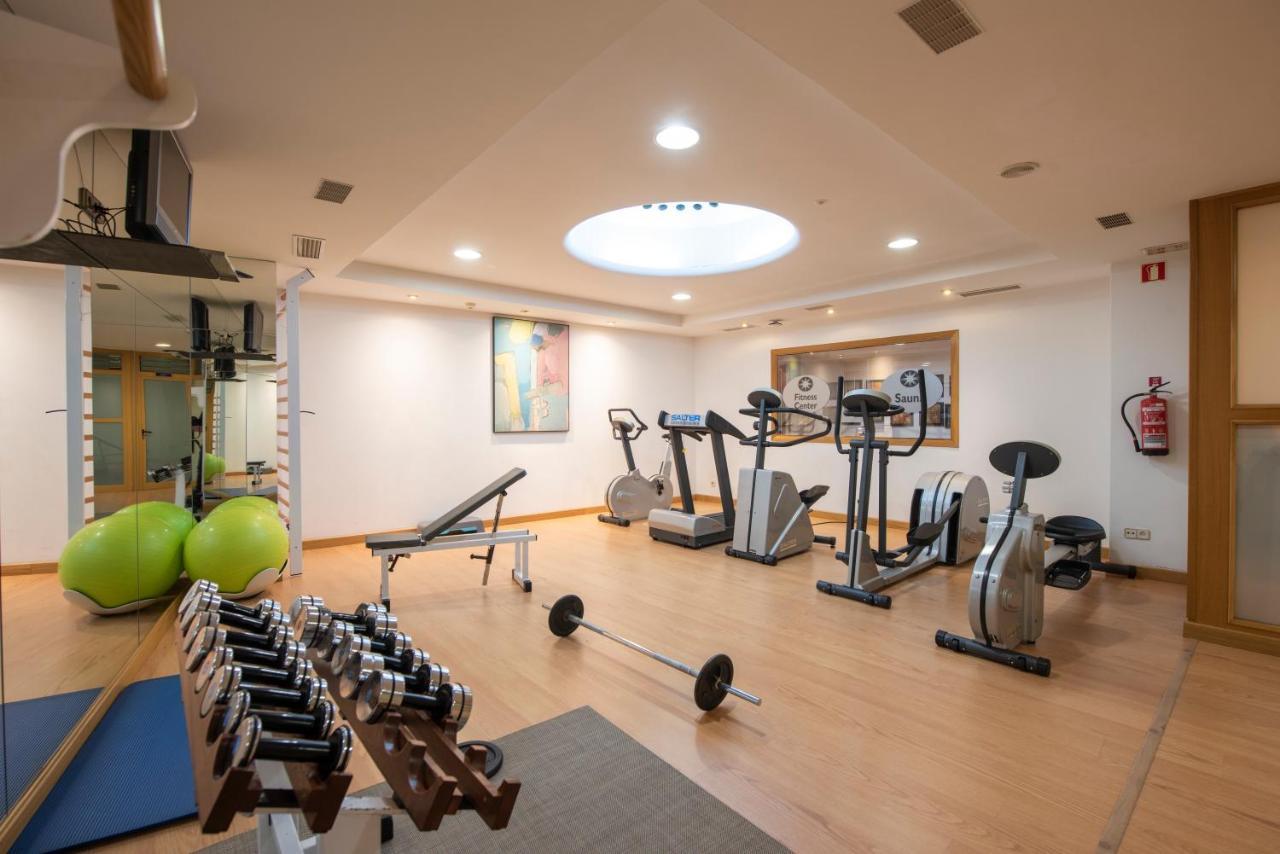 ホテル ユーロスターズ アラグアネイ サンティアゴ・デ・コンポステーラ エクステリア 写真 A gym at a hotel