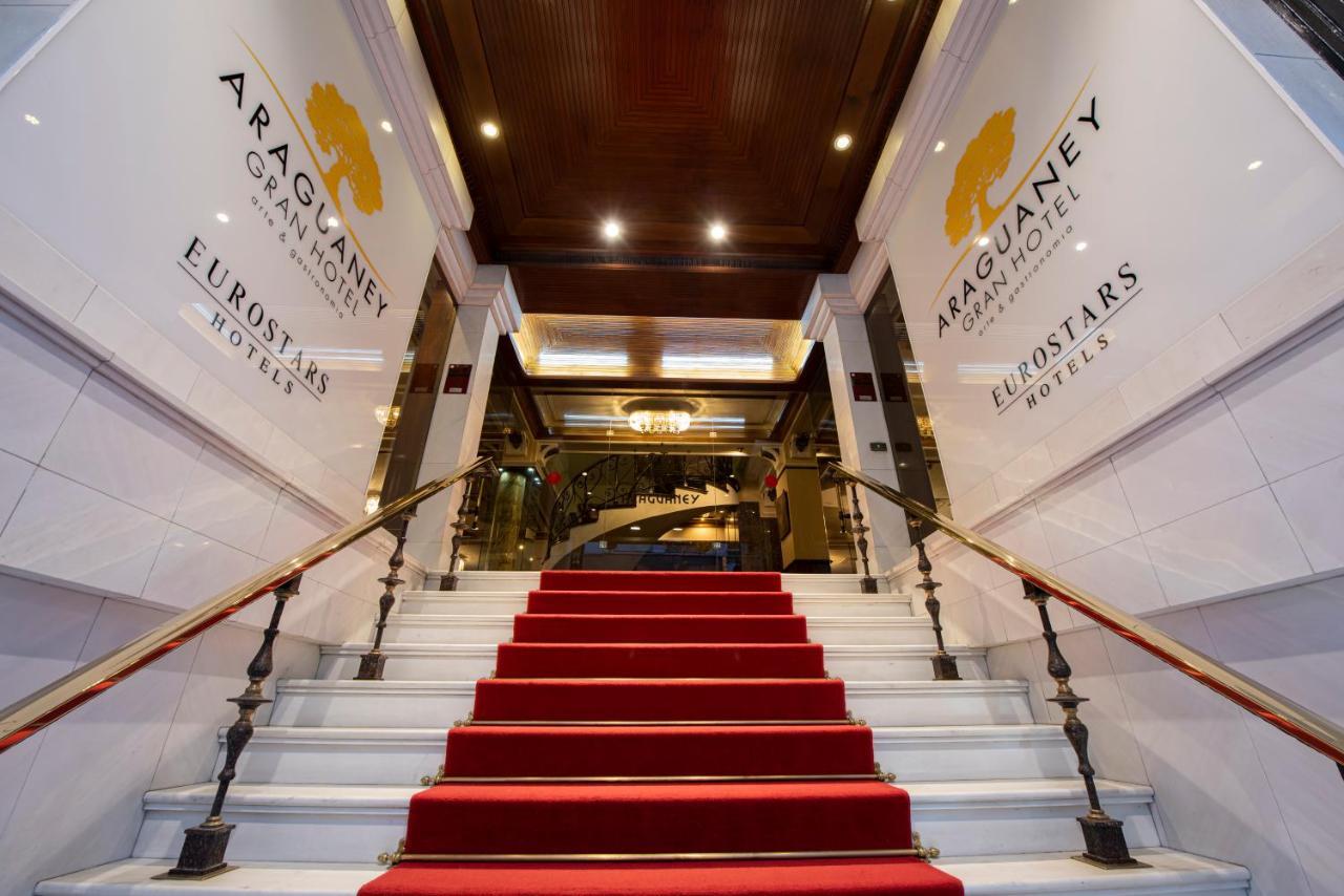 ホテル ユーロスターズ アラグアネイ サンティアゴ・デ・コンポステーラ エクステリア 写真 Entrance to the hotel