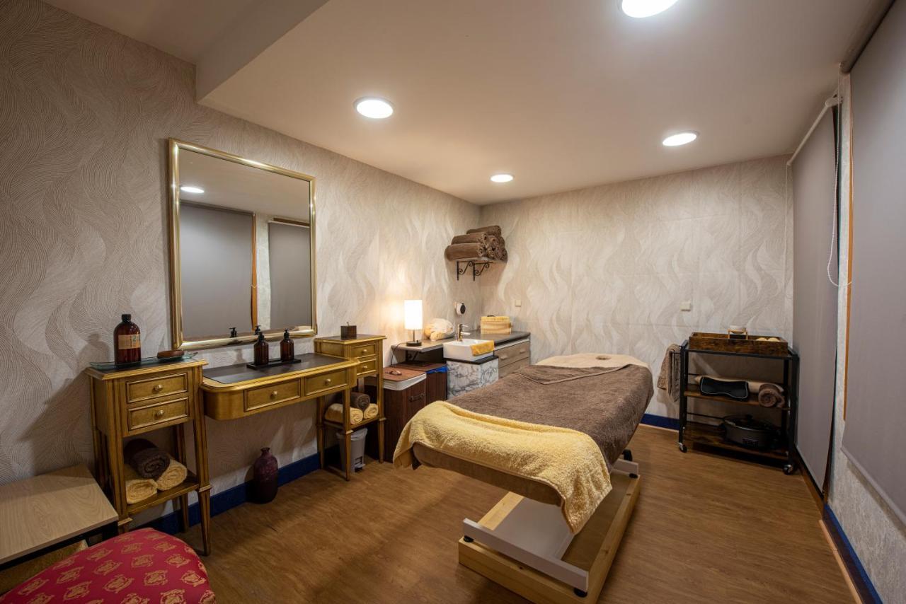 ホテル ユーロスターズ アラグアネイ サンティアゴ・デ・コンポステーラ エクステリア 写真 A treatment room at a spa