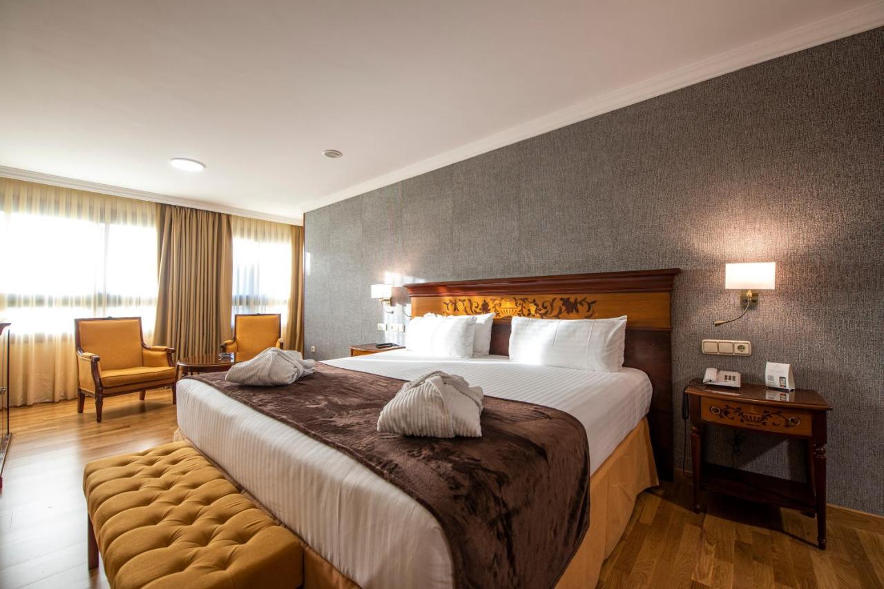ホテル ユーロスターズ アラグアネイ サンティアゴ・デ・コンポステーラ エクステリア 写真 A bedroom at the hotel