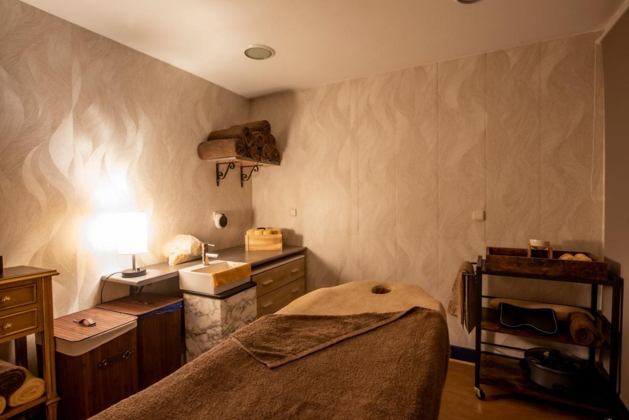 ホテル ユーロスターズ アラグアネイ サンティアゴ・デ・コンポステーラ エクステリア 写真 A treatment room at a spa