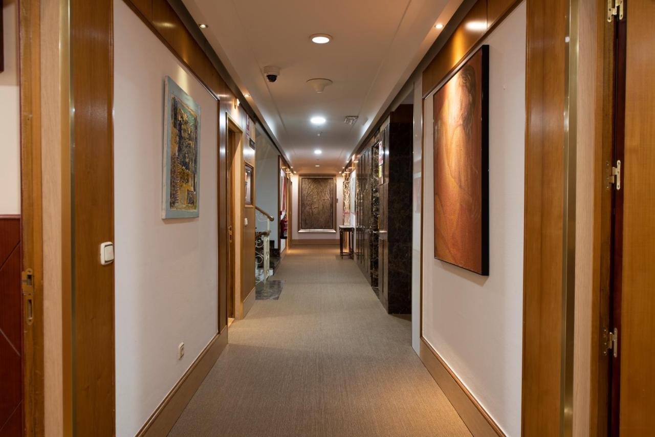 ホテル ユーロスターズ アラグアネイ サンティアゴ・デ・コンポステーラ エクステリア 写真 A corridor in a hotel