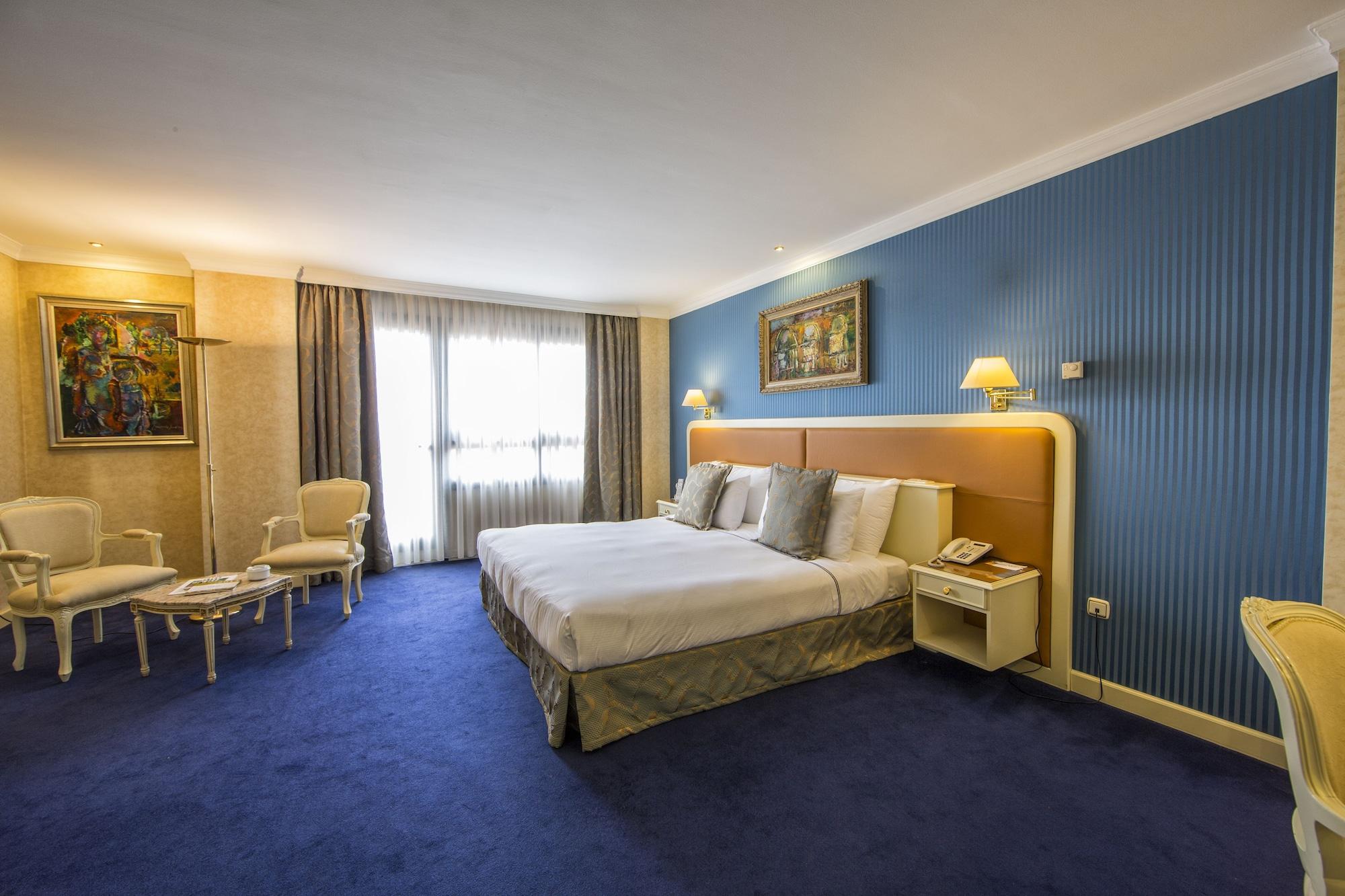 ホテル ユーロスターズ アラグアネイ サンティアゴ・デ・コンポステーラ エクステリア 写真 A room at the hotel