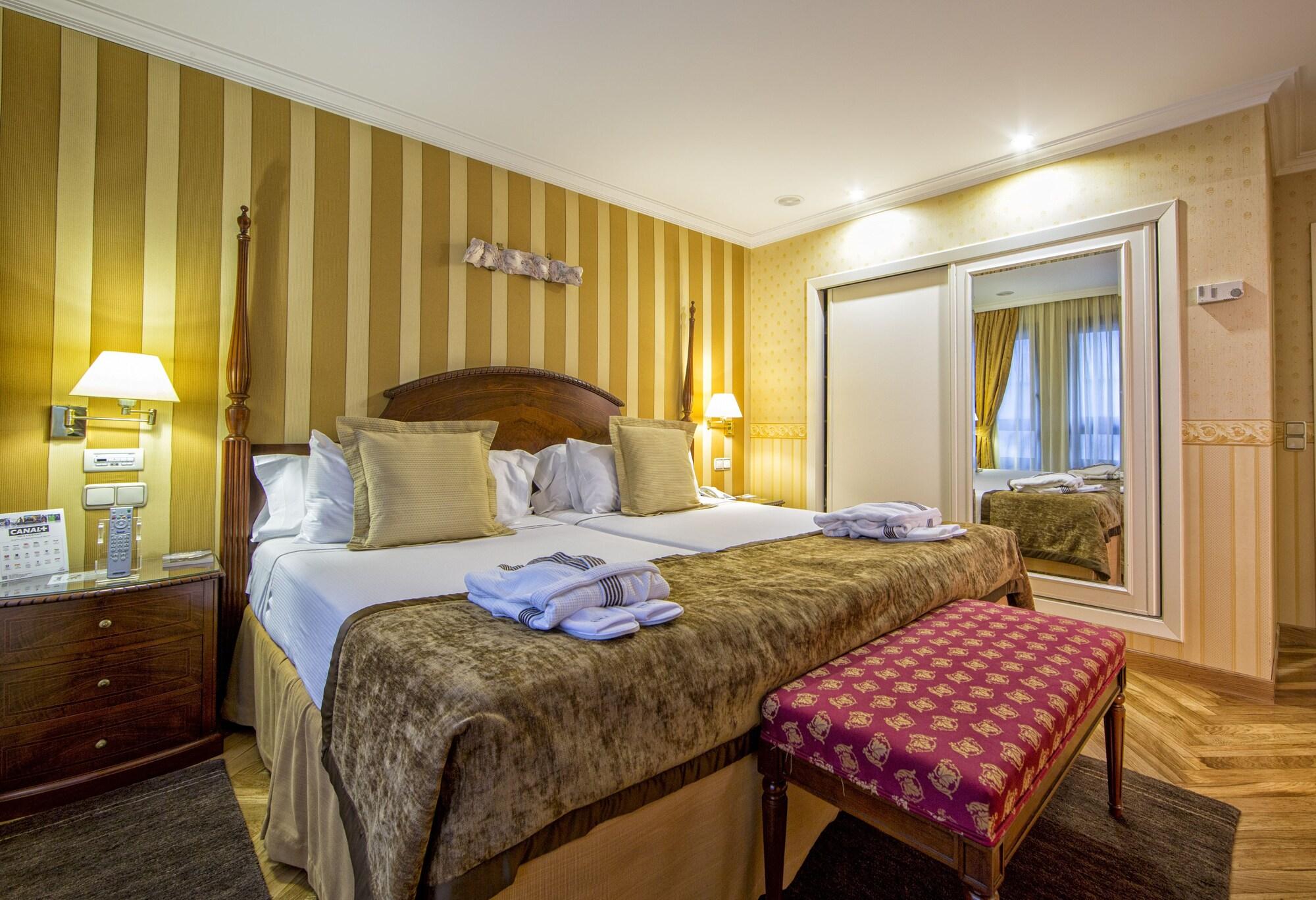 ホテル ユーロスターズ アラグアネイ サンティアゴ・デ・コンポステーラ エクステリア 写真 A bedroom at the hotel