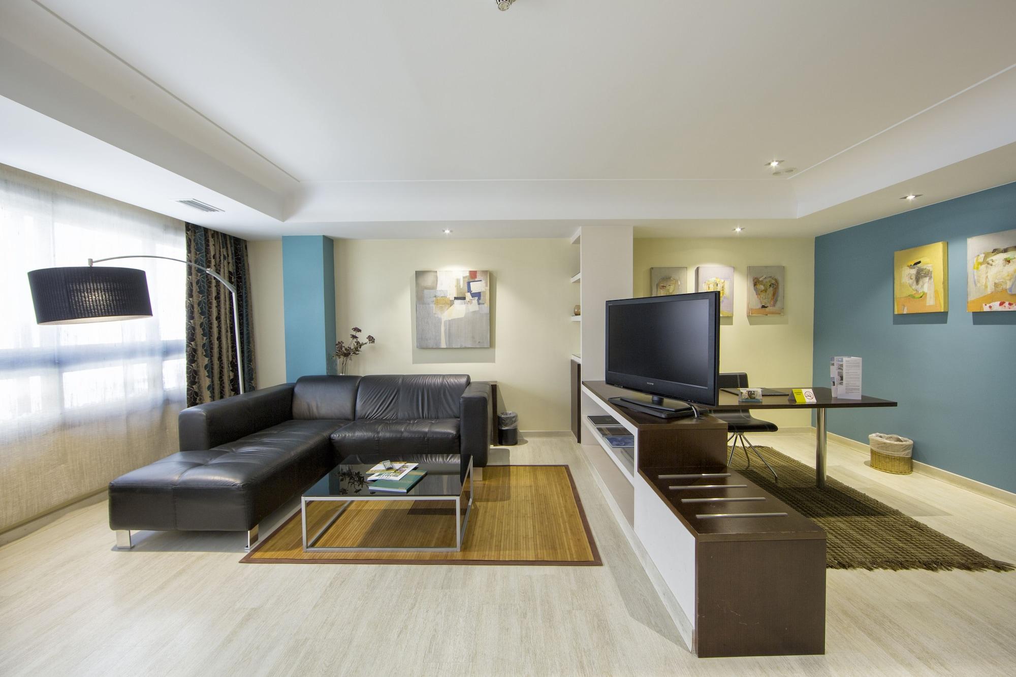ホテル ユーロスターズ アラグアネイ サンティアゴ・デ・コンポステーラ エクステリア 写真 A typical living room in a serviced apartment