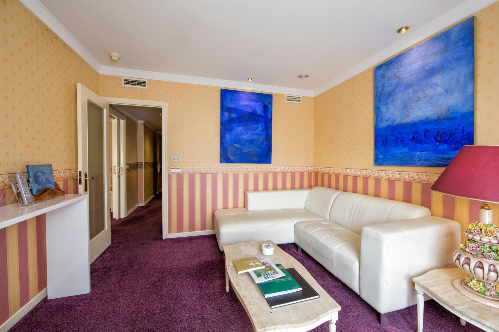 ホテル ユーロスターズ アラグアネイ サンティアゴ・デ・コンポステーラ 部屋 写真 A suite at the hotel