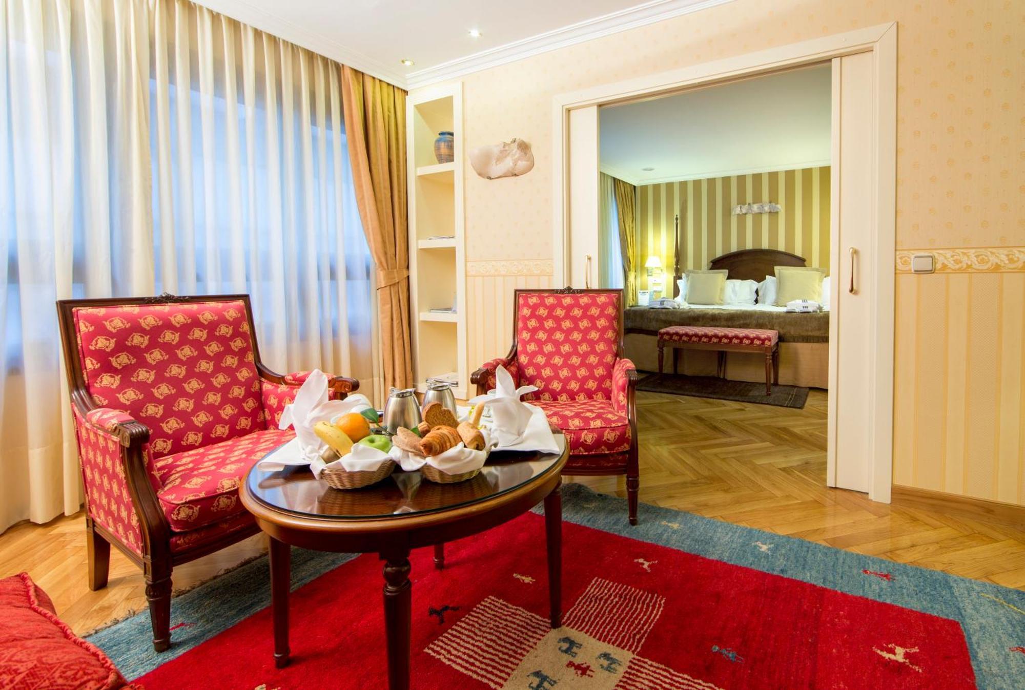 ホテル ユーロスターズ アラグアネイ サンティアゴ・デ・コンポステーラ 部屋 写真 A suite at the Hotel de France